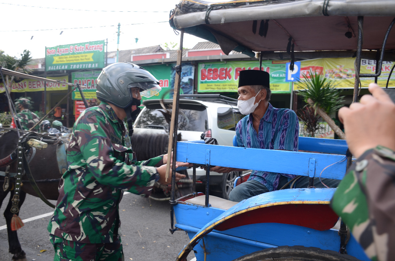 Kasrem 073/MKT Letkol Czi Hendro Edi Busono Dan Dandim Salatiga Bagikan Takjil Untuk Warga